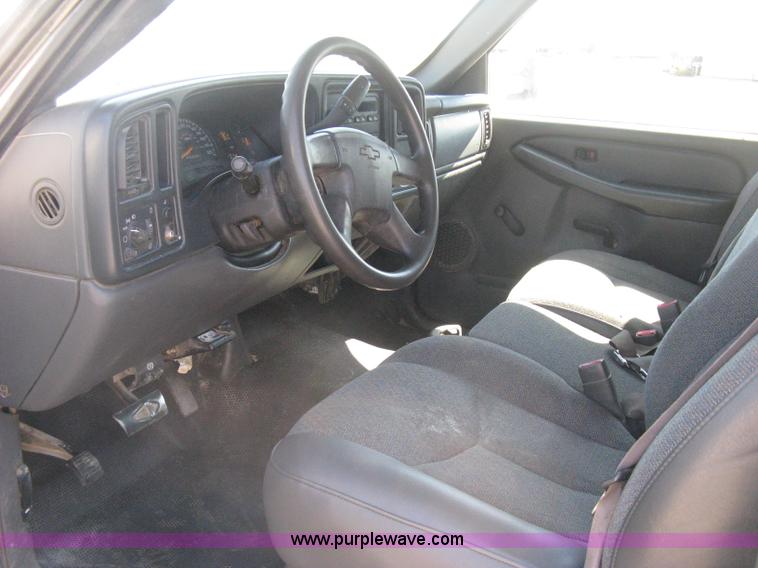 image for item B8265 2006 Chevrolet Silverado C3500 flatbed pickup truck