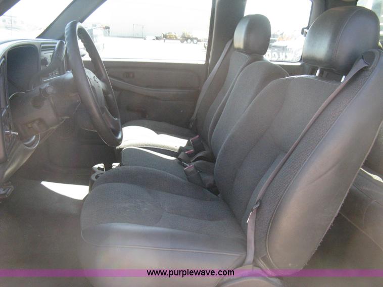 image for item B8265 2006 Chevrolet Silverado C3500 flatbed pickup truck