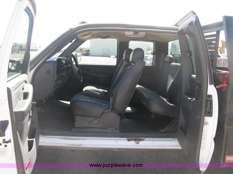 image for item B8265 2006 Chevrolet Silverado C3500 flatbed pickup truck