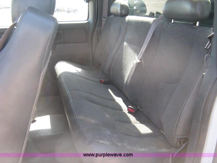 image for item B8265 2006 Chevrolet Silverado C3500 flatbed pickup truck