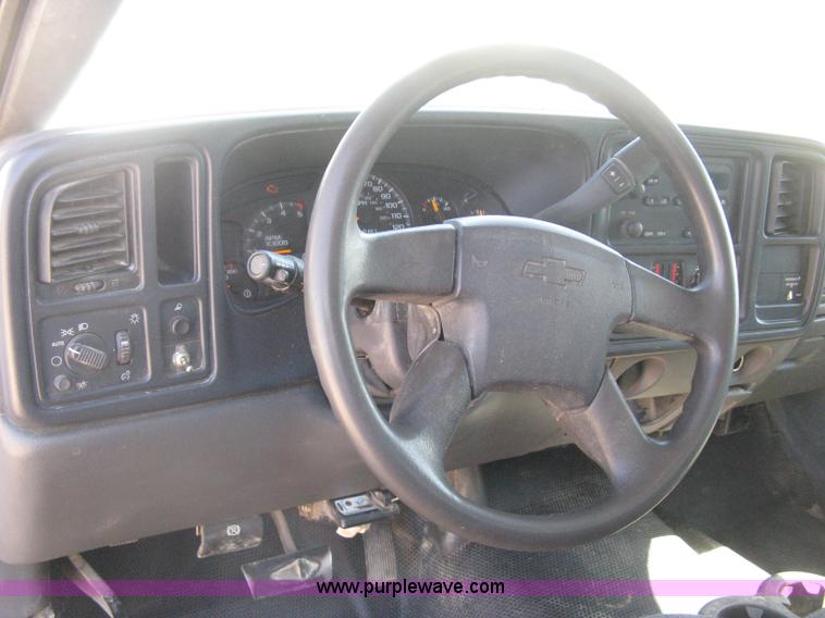 image for item B8265 2006 Chevrolet Silverado C3500 flatbed pickup truck