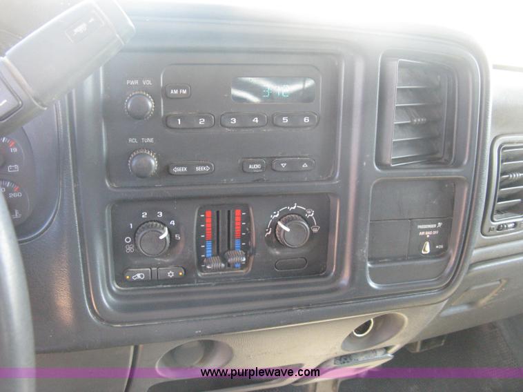 image for item B8265 2006 Chevrolet Silverado C3500 flatbed pickup truck