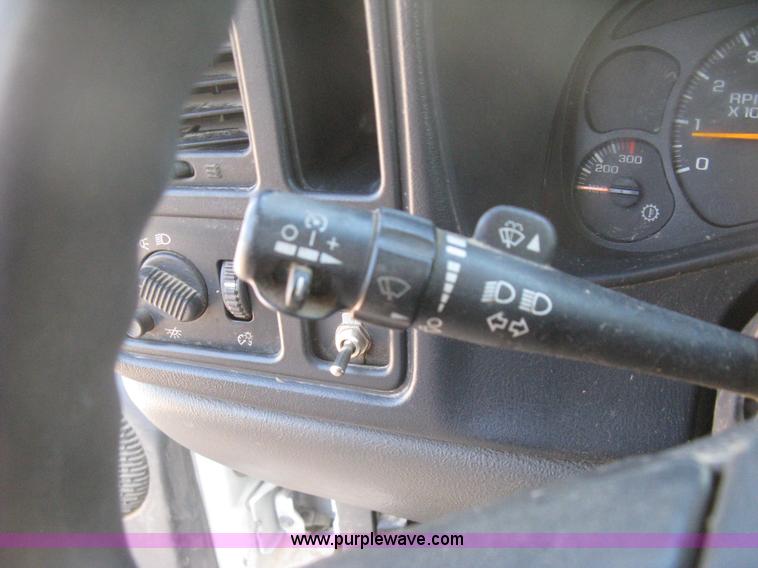 image for item B8265 2006 Chevrolet Silverado C3500 flatbed pickup truck