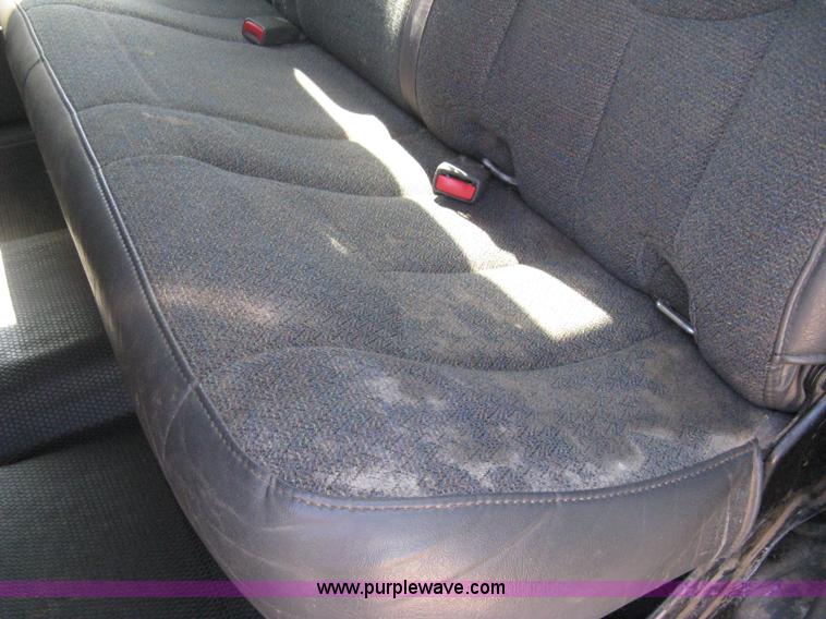 image for item B8265 2006 Chevrolet Silverado C3500 flatbed pickup truck