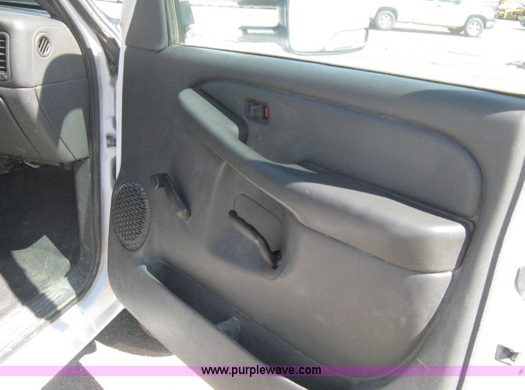 image for item B8265 2006 Chevrolet Silverado C3500 flatbed pickup truck