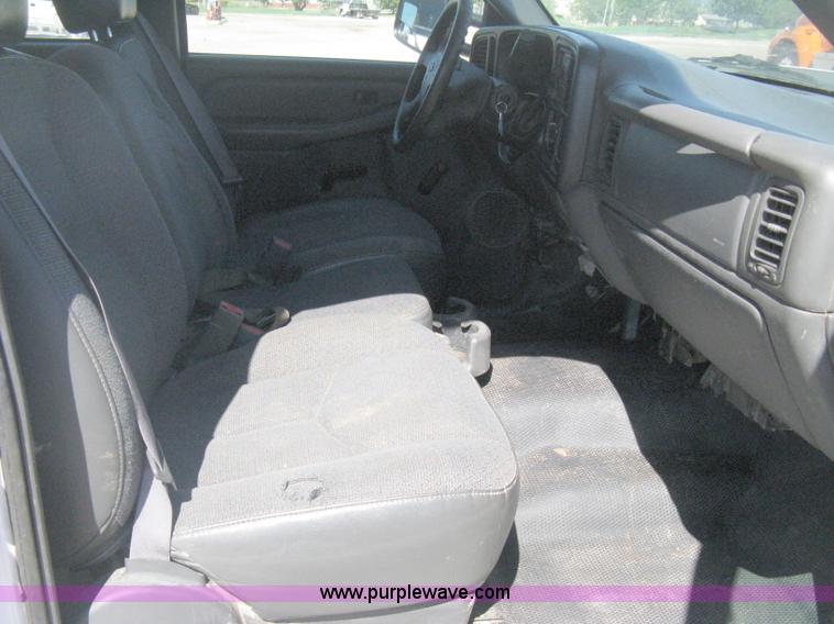 image for item B8265 2006 Chevrolet Silverado C3500 flatbed pickup truck