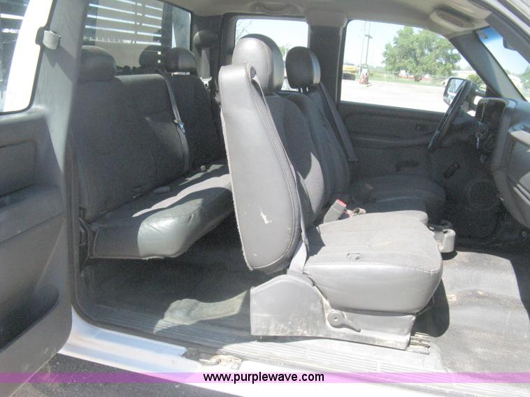 image for item B8265 2006 Chevrolet Silverado C3500 flatbed pickup truck