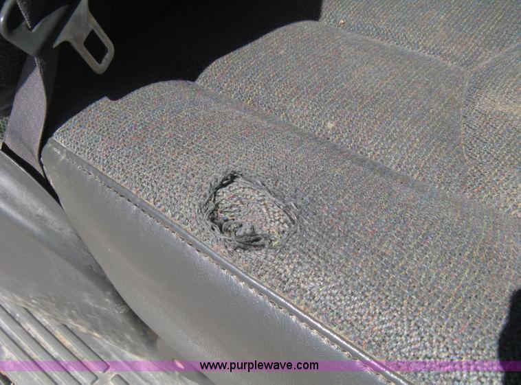 image for item B8265 2006 Chevrolet Silverado C3500 flatbed pickup truck