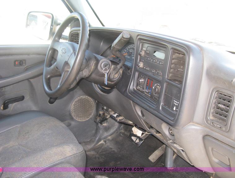 image for item B8265 2006 Chevrolet Silverado C3500 flatbed pickup truck