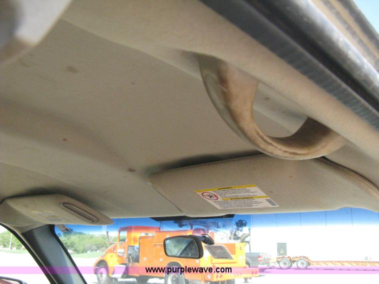 image for item B8265 2006 Chevrolet Silverado C3500 flatbed pickup truck