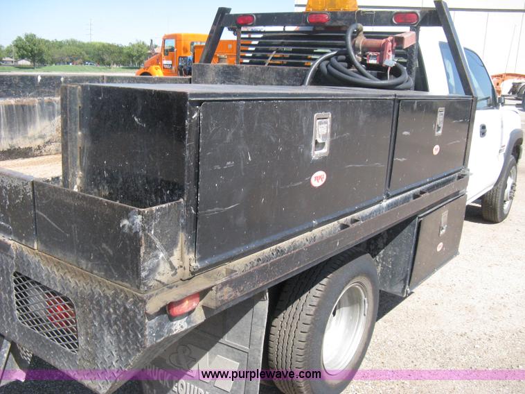 image for item B8265 2006 Chevrolet Silverado C3500 flatbed pickup truck