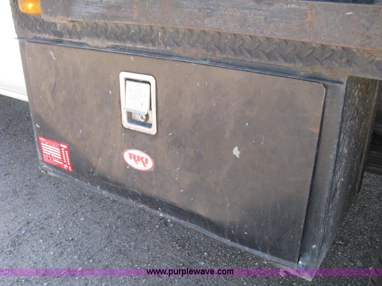 image for item B8265 2006 Chevrolet Silverado C3500 flatbed pickup truck