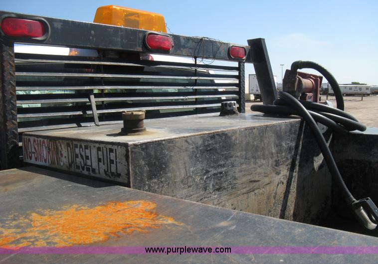 image for item B8265 2006 Chevrolet Silverado C3500 flatbed pickup truck