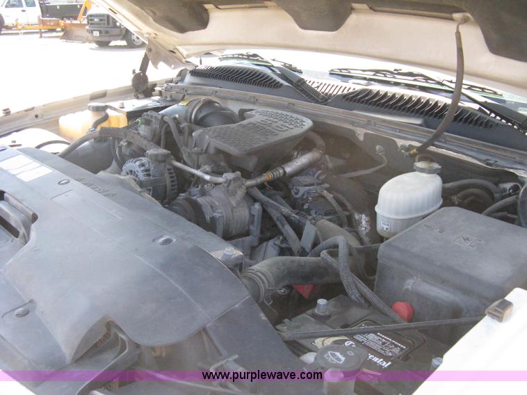 image for item B8265 2006 Chevrolet Silverado C3500 flatbed pickup truck