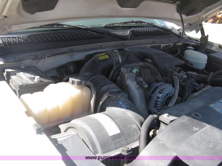 image for item B8265 2006 Chevrolet Silverado C3500 flatbed pickup truck