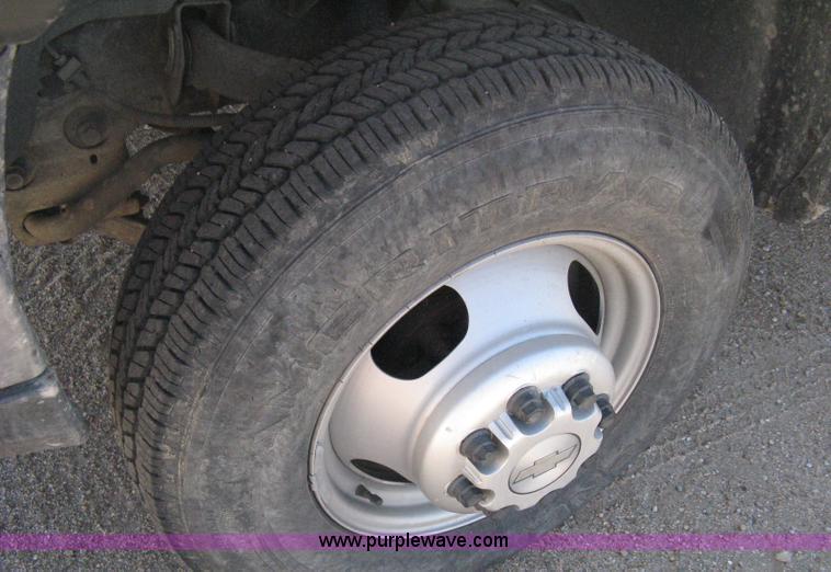 image for item B8265 2006 Chevrolet Silverado C3500 flatbed pickup truck