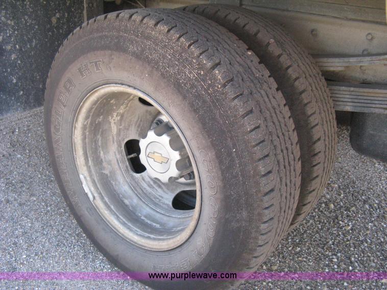 image for item B8265 2006 Chevrolet Silverado C3500 flatbed pickup truck