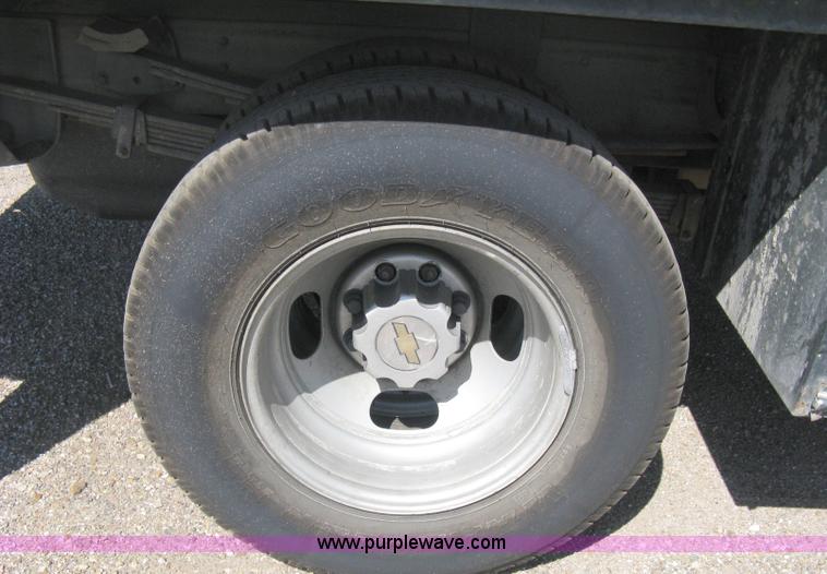 image for item B8265 2006 Chevrolet Silverado C3500 flatbed pickup truck