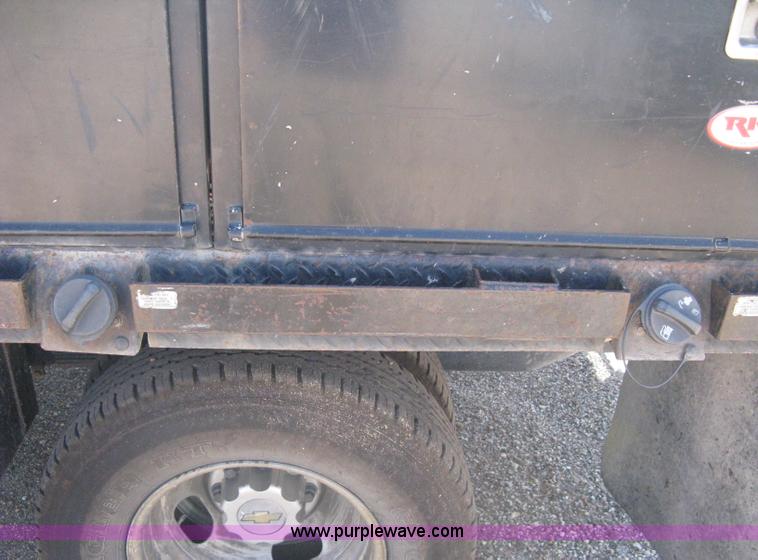 image for item B8265 2006 Chevrolet Silverado C3500 flatbed pickup truck