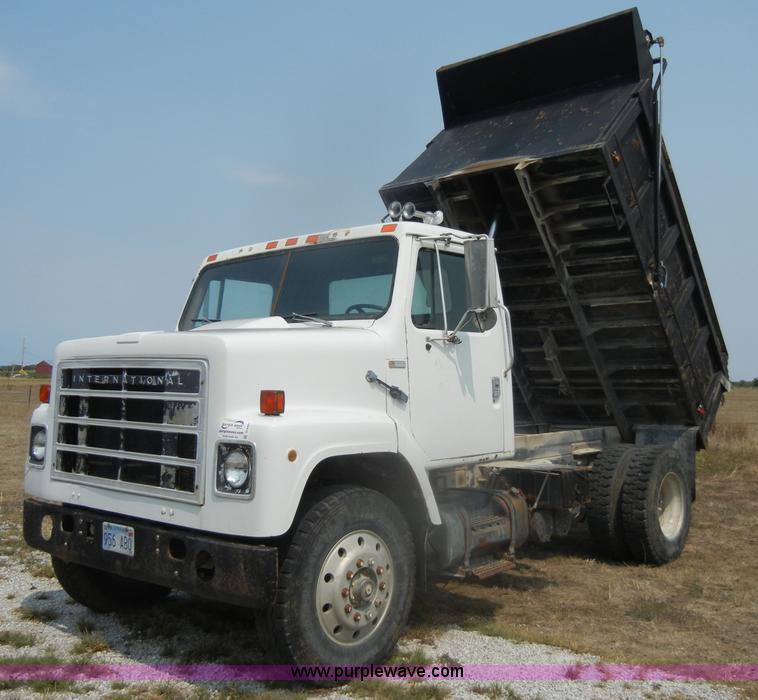 image for item D4461 1983 International S Series dump truck