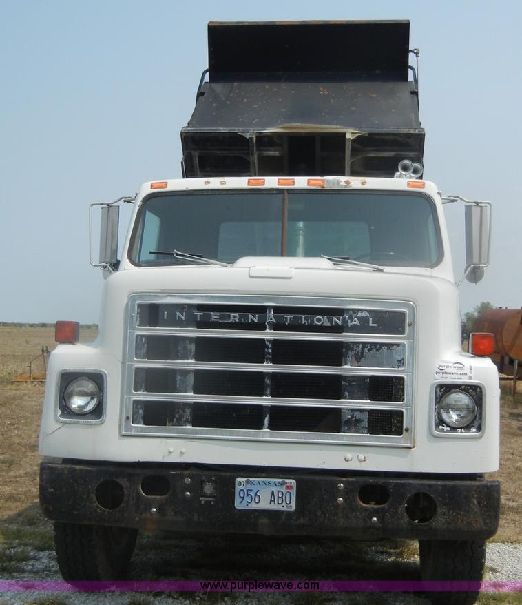 image for item D4461 1983 International S Series dump truck