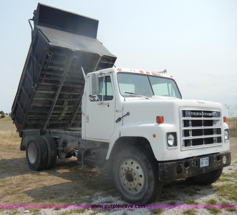 image for item D4461 1983 International S Series dump truck