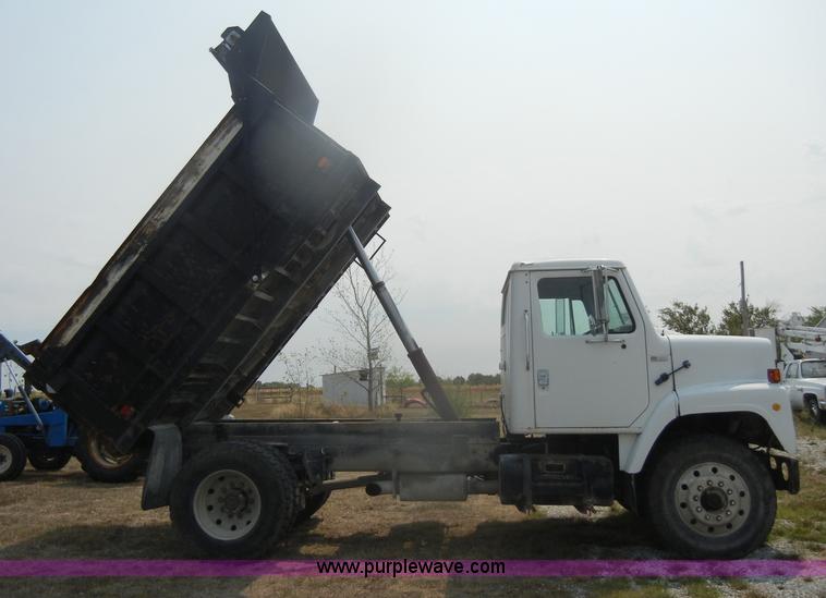 image for item D4461 1983 International S Series dump truck