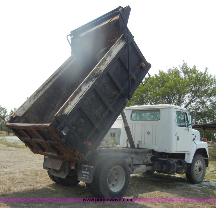 image for item D4461 1983 International S Series dump truck