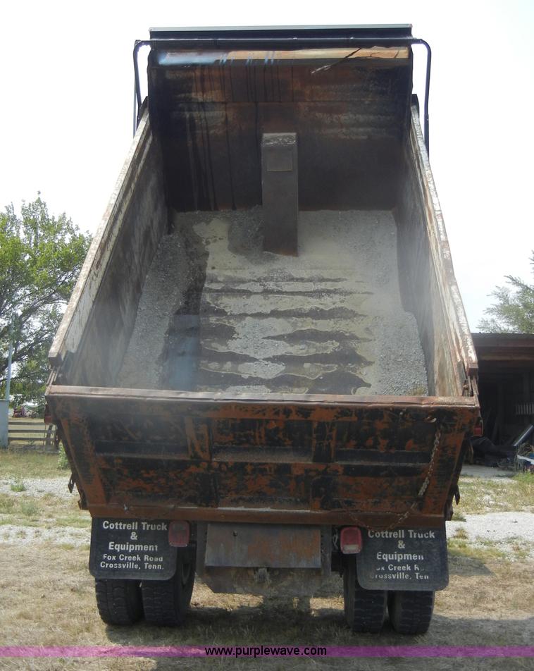 image for item D4461 1983 International S Series dump truck