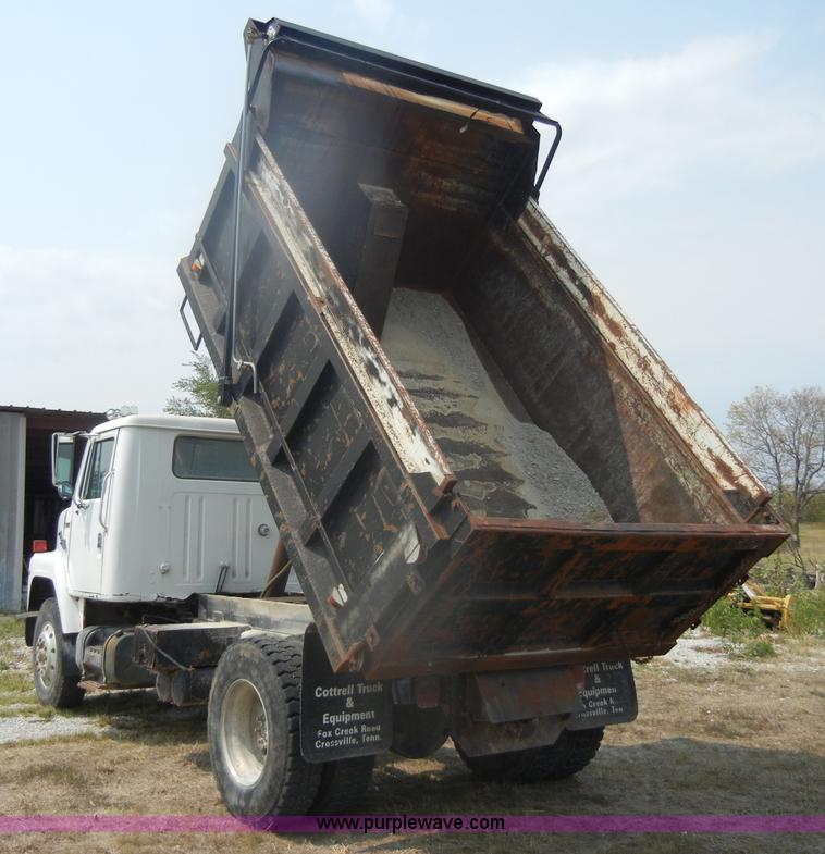 image for item D4461 1983 International S Series dump truck