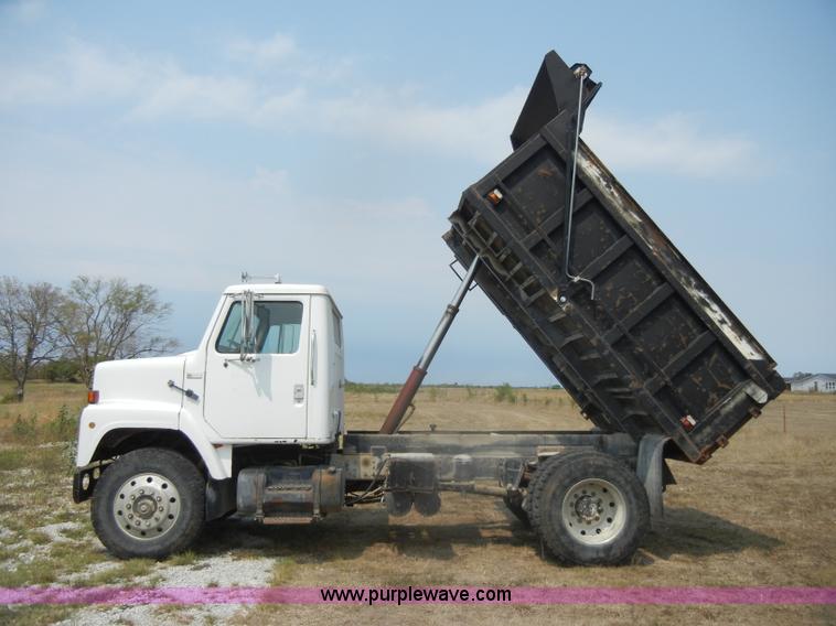 image for item D4461 1983 International S Series dump truck