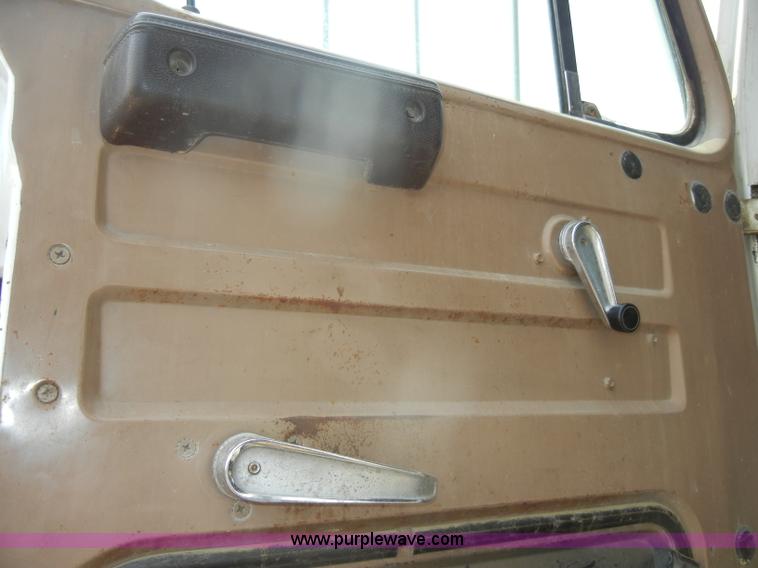 image for item D4461 1983 International S Series dump truck