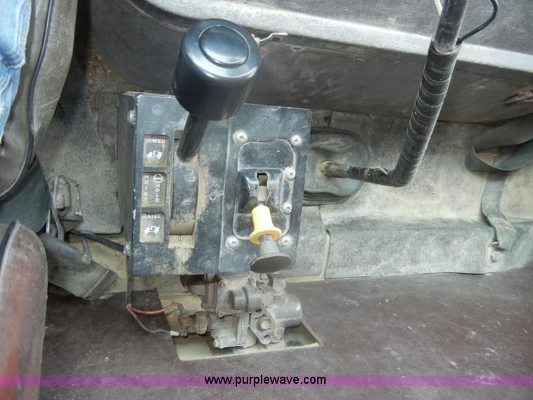 image for item D4461 1983 International S Series dump truck