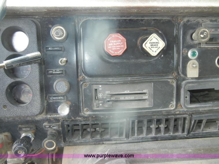 image for item D4461 1983 International S Series dump truck