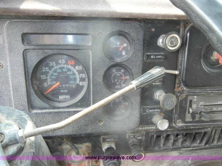 image for item D4461 1983 International S Series dump truck