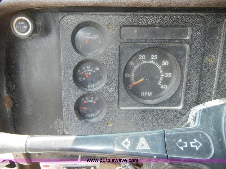 image for item D4461 1983 International S Series dump truck