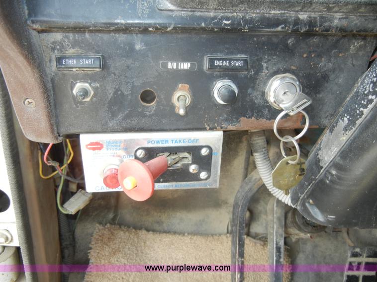 image for item D4461 1983 International S Series dump truck