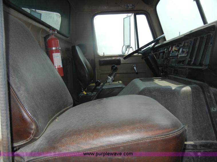 image for item D4461 1983 International S Series dump truck