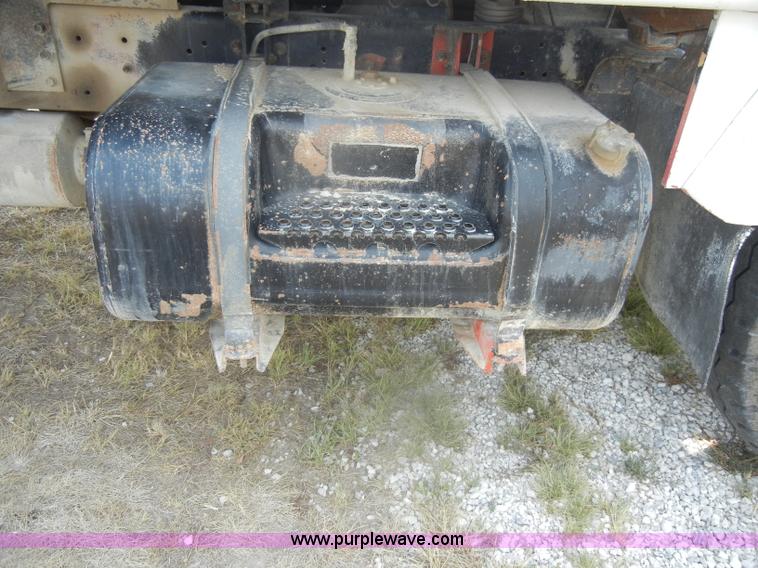 image for item D4461 1983 International S Series dump truck