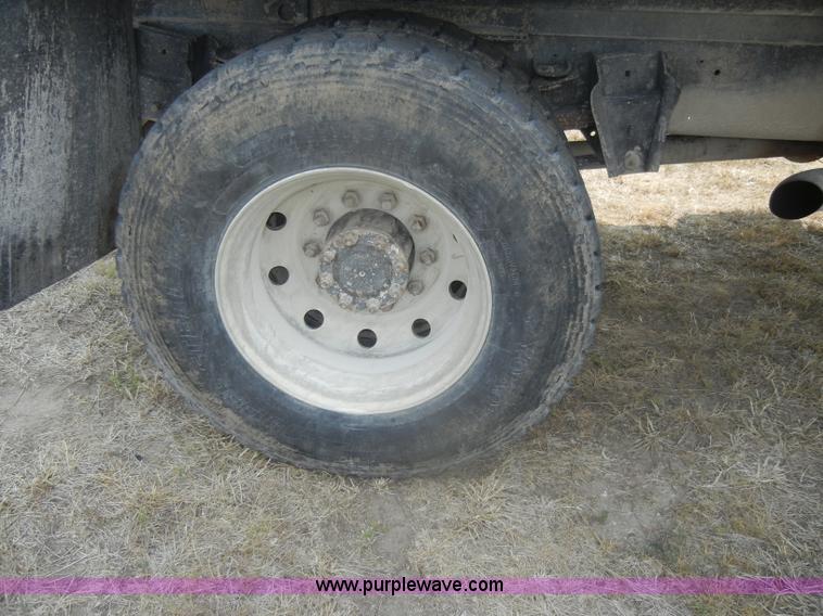 image for item D4461 1983 International S Series dump truck