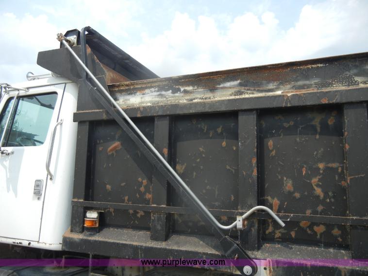 image for item D4461 1983 International S Series dump truck