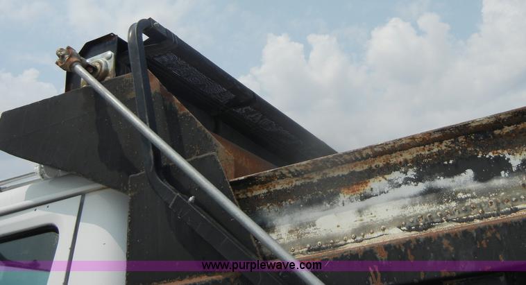 image for item D4461 1983 International S Series dump truck