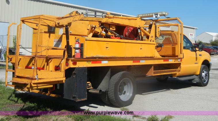 image for item D4465 2003 Ford F550 XL Super Duty boom lift utility truck