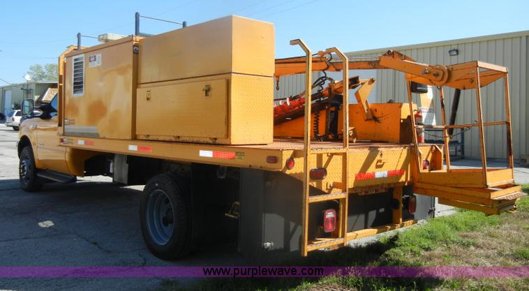 image for item D4465 2003 Ford F550 XL Super Duty boom lift utility truck