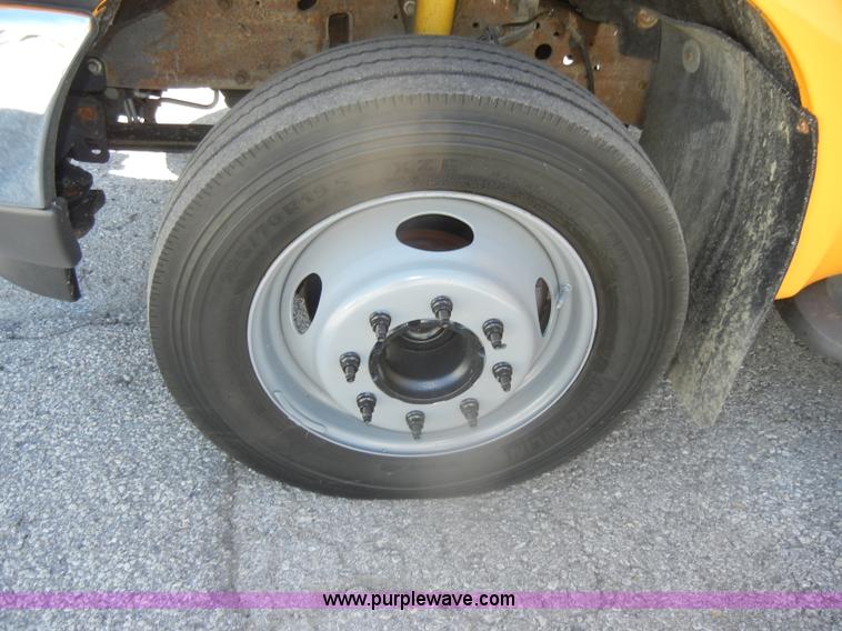 image for item D4465 2003 Ford F550 XL Super Duty boom lift utility truck