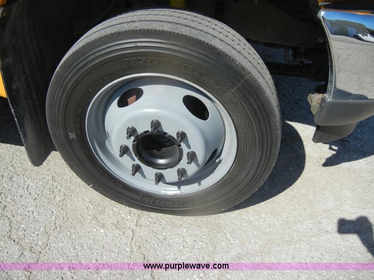 image for item D4465 2003 Ford F550 XL Super Duty boom lift utility truck