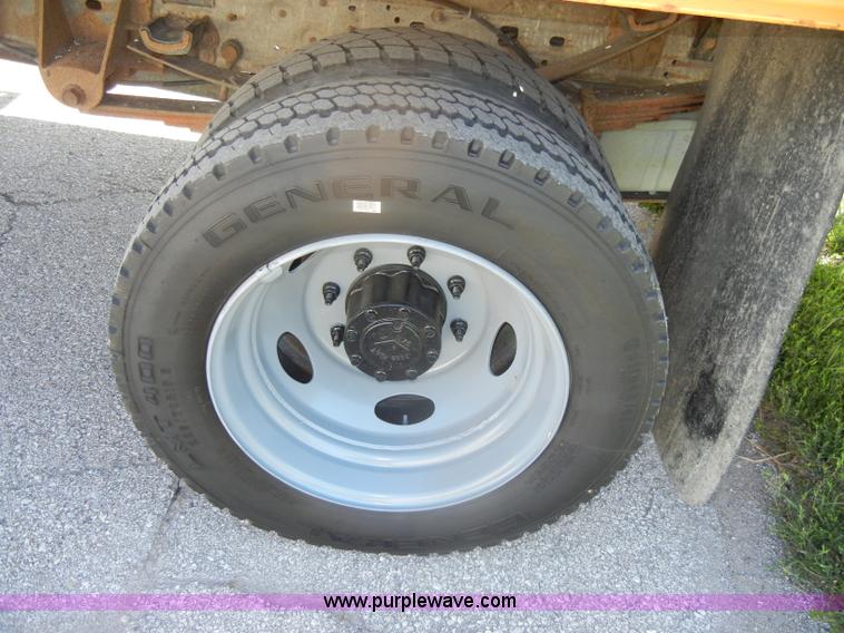 image for item D4465 2003 Ford F550 XL Super Duty boom lift utility truck