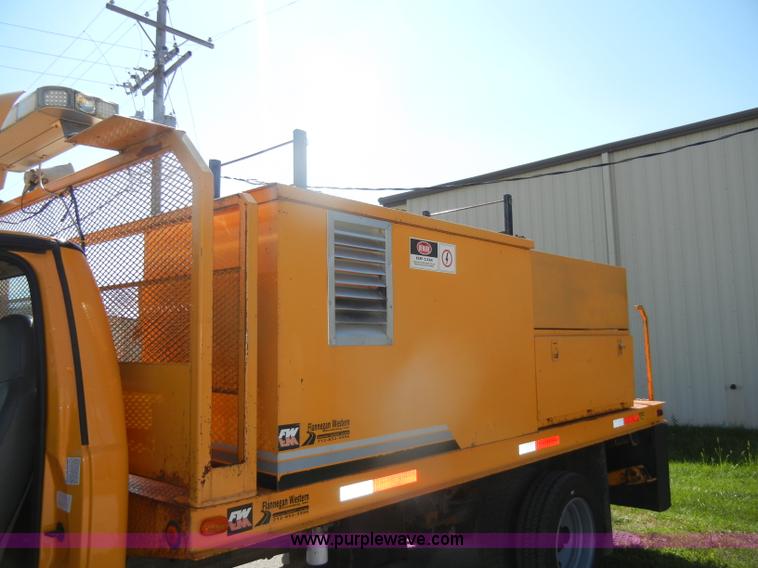 image for item D4465 2003 Ford F550 XL Super Duty boom lift utility truck