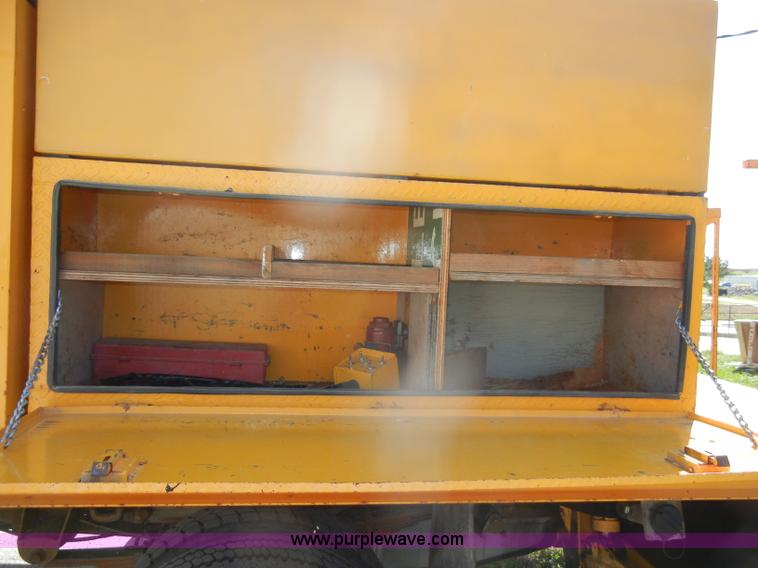 image for item D4465 2003 Ford F550 XL Super Duty boom lift utility truck