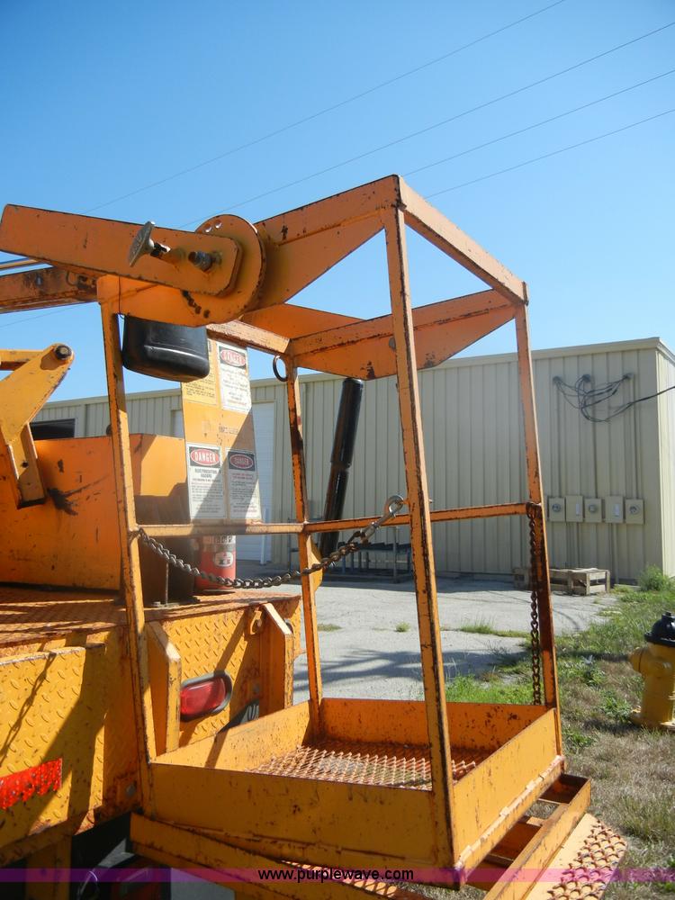 image for item D4465 2003 Ford F550 XL Super Duty boom lift utility truck